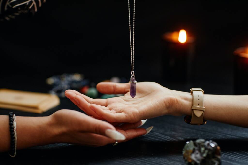 The Mystic Power of Crystal Pendulum in Sacred Séance